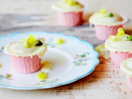 Vanilla Cupcakes with Lemon Icing